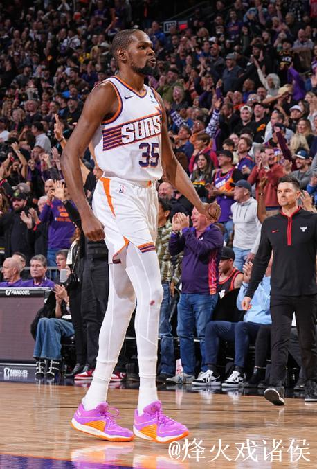 杜兰特中距离跳投遭布朗犯规，裁判回看后判一级恶意犯规